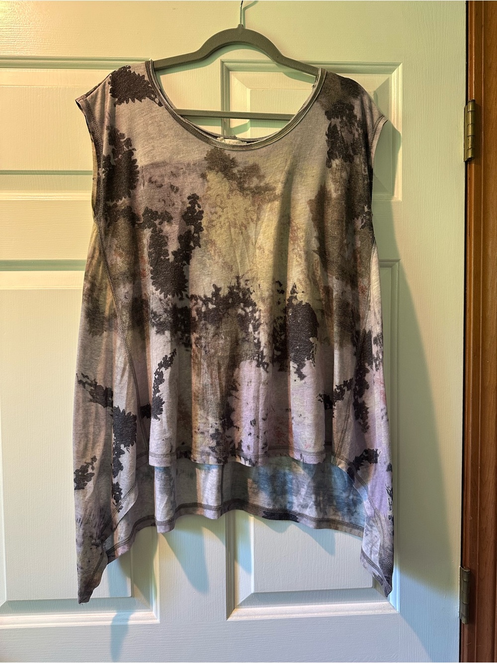 Hem & Thread Abstract Sleeveless Tunic in Gray and Black